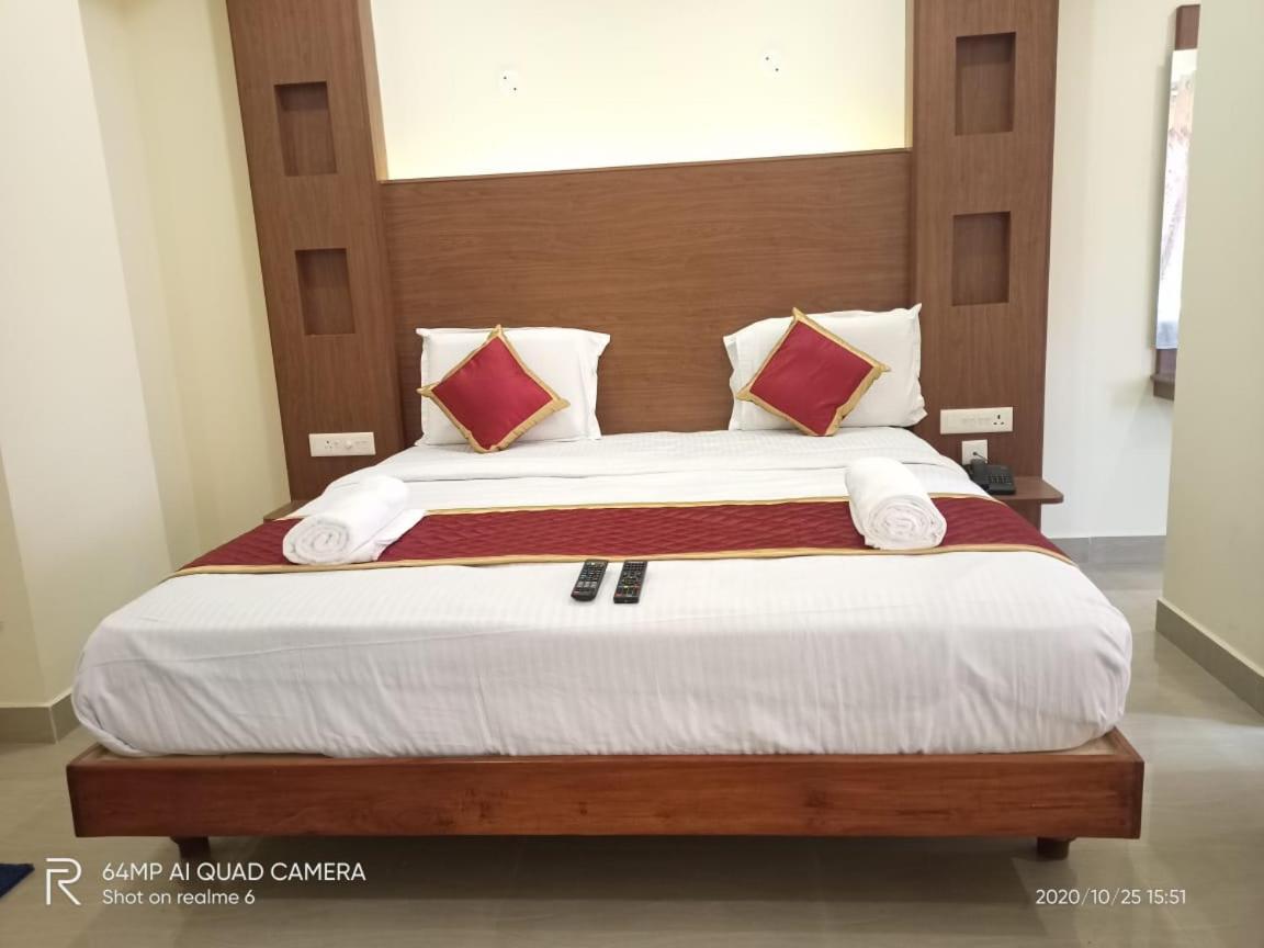 Meridian Castle Hotel Puducherry Buitenkant foto