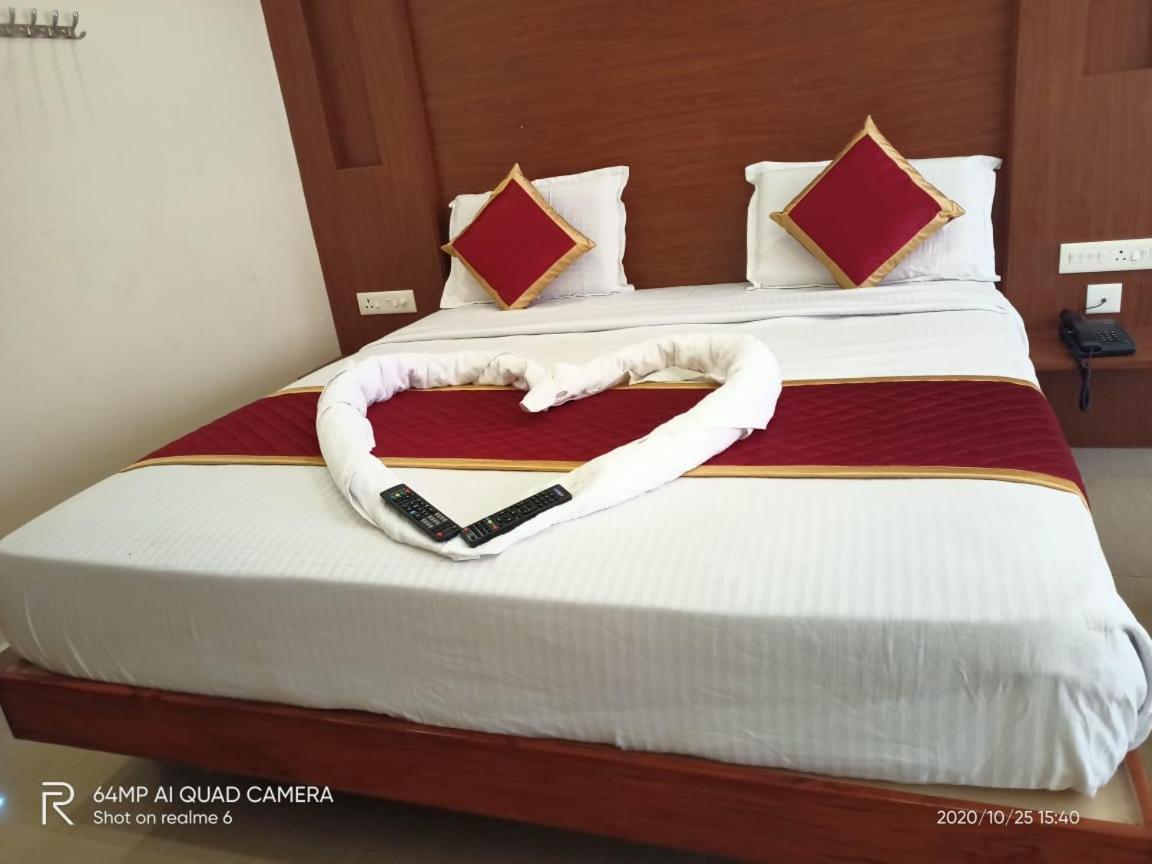 Meridian Castle Hotel Puducherry Buitenkant foto